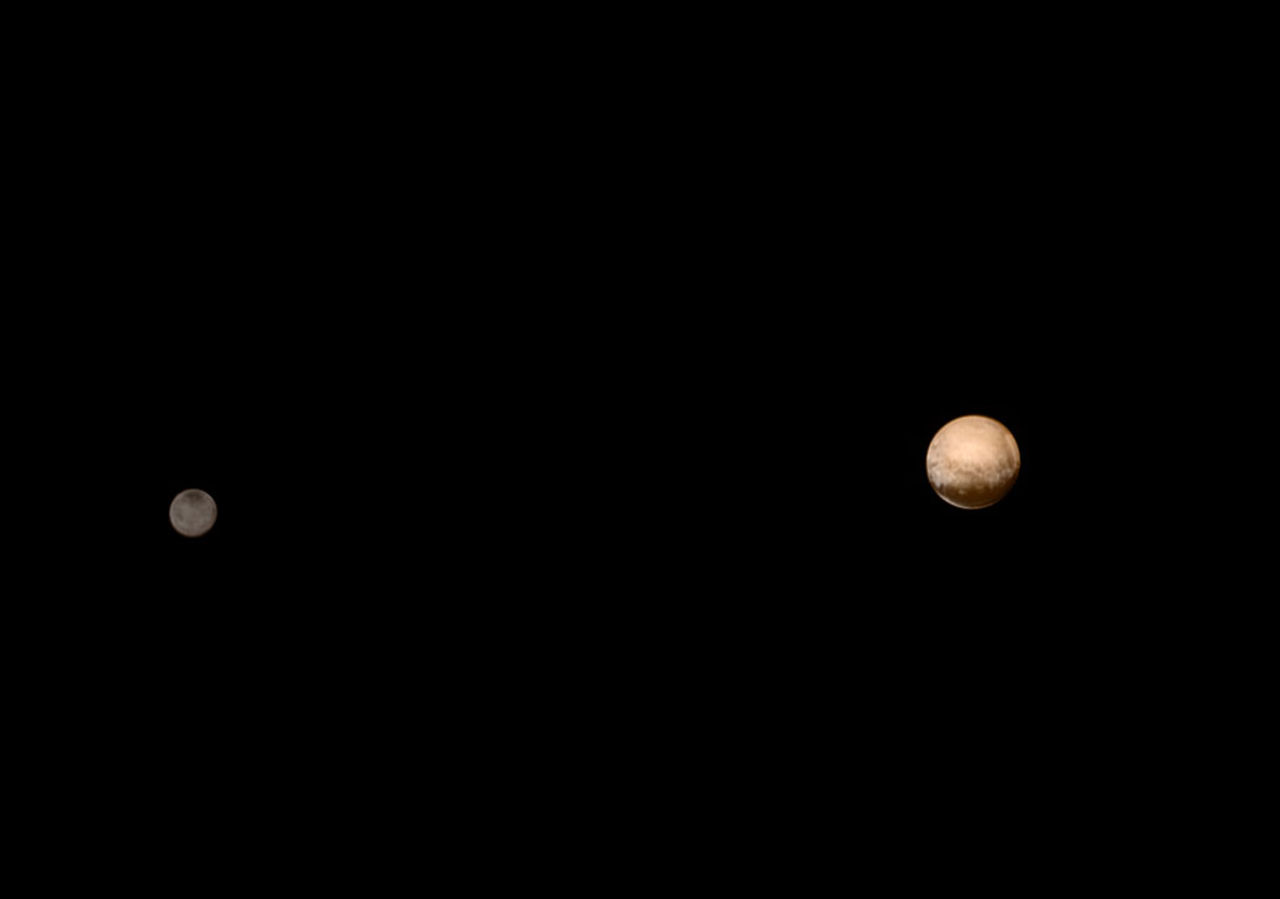Pluto och dess måne fotograferade av New Horizons