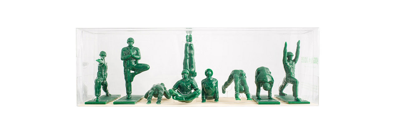 Gröna små soldater kör yoga