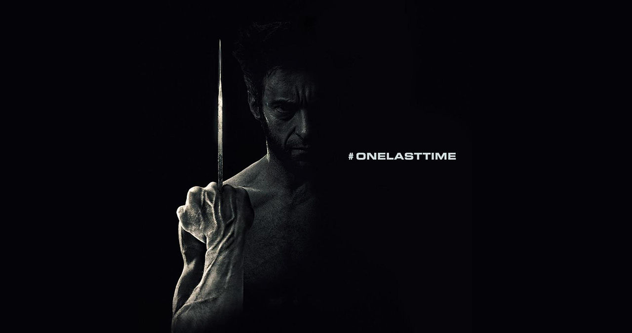 Hugh Jackman visar upp poster för Wolverine