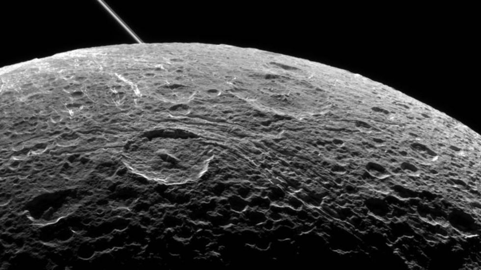 Cassini har fotat Saturnus måne Dione