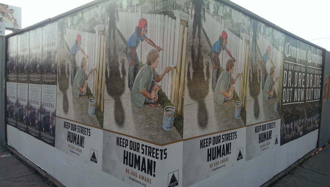 Posters av spelet Deus ex: mankind divided hittade i New York