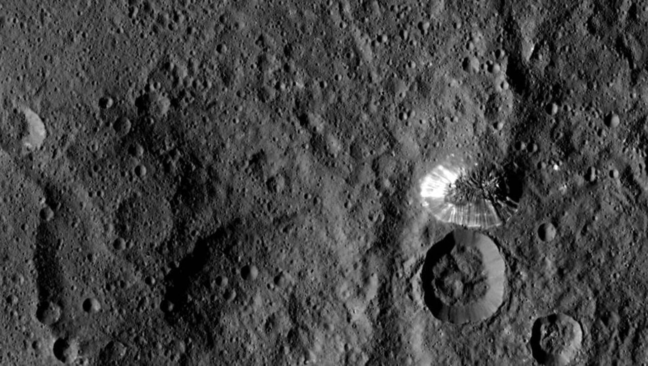 NASA fotar berg på dvärgplaneten Ceres 