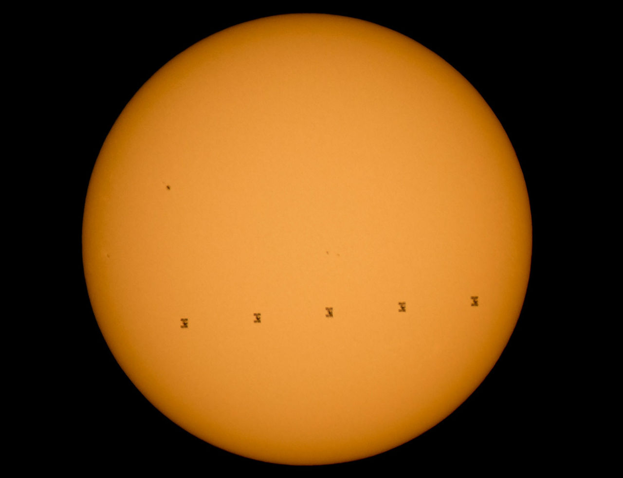 Så här ser det ut när ISS passerar solen