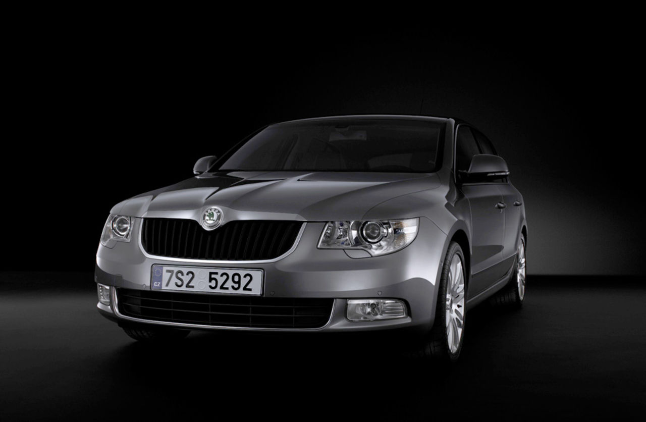 Första bilden på nya Skoda Superb