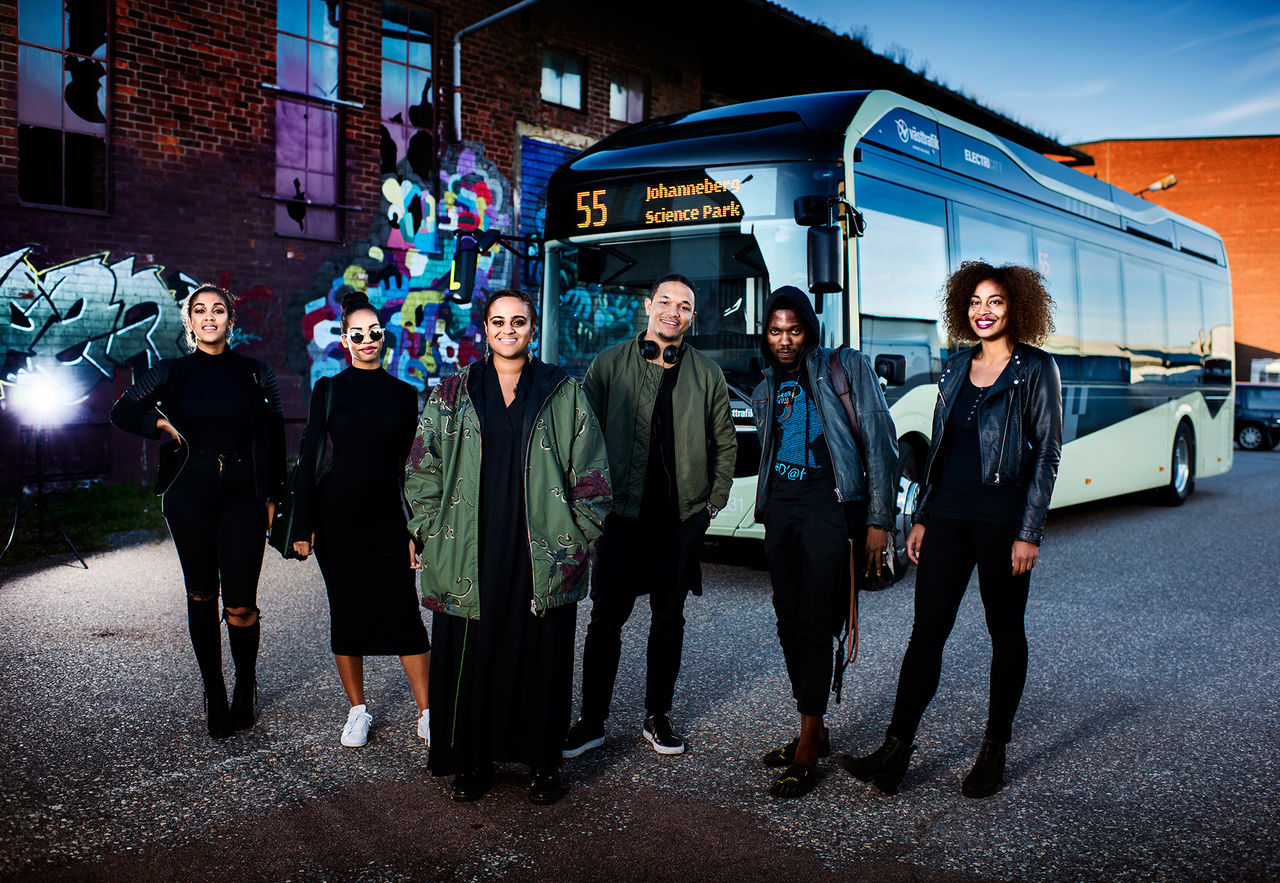 Seinabo Sey och Tensta Gospel Choir sjunger på buss