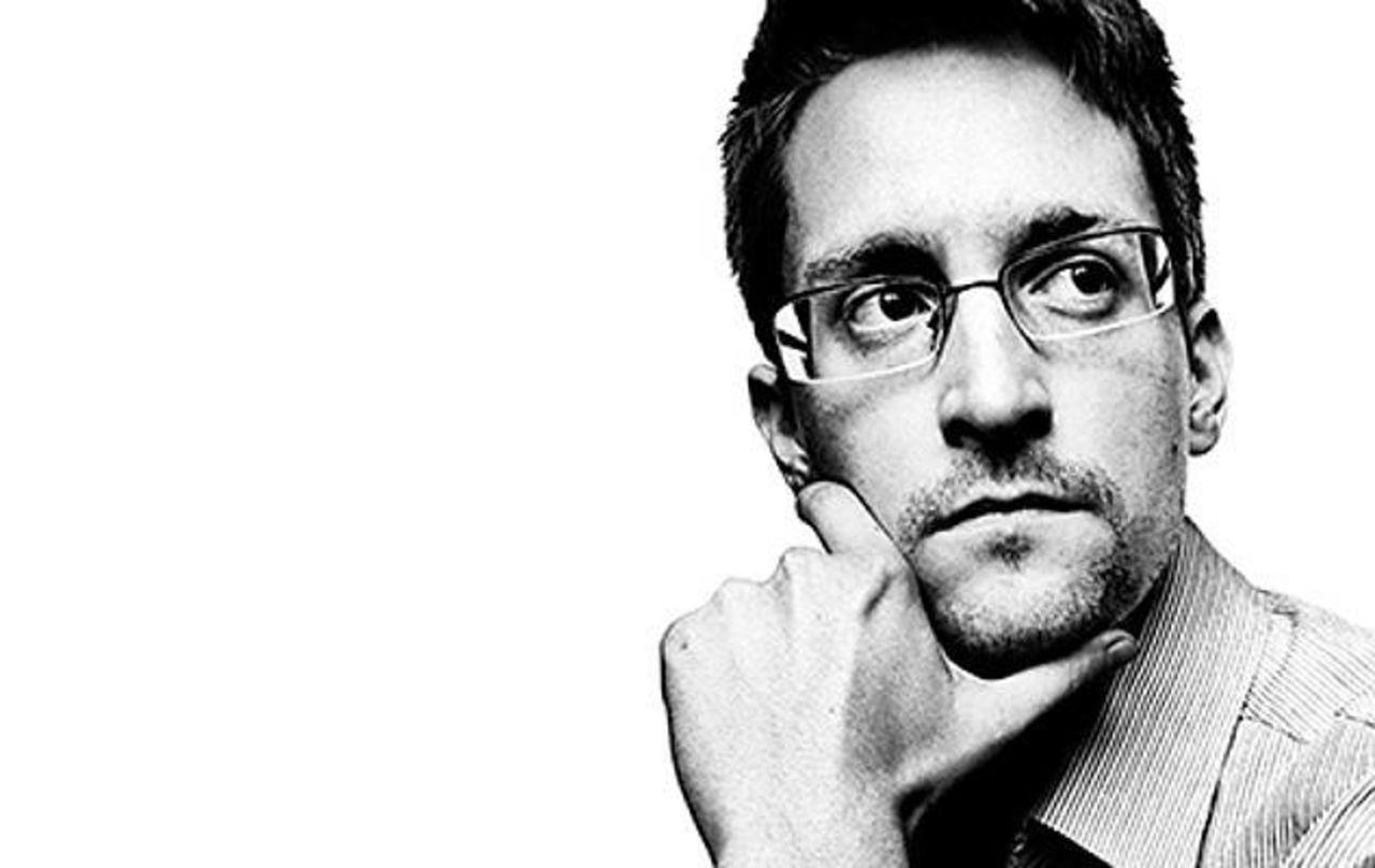 Edward Snowden lär sig hur Twitter fungerar den hårda vägen