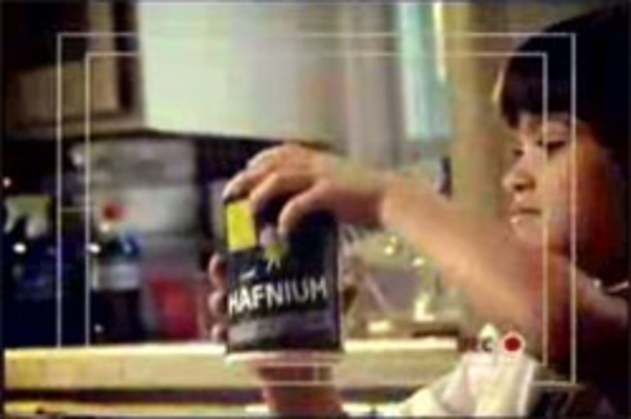 Unge Moore leker med komponenter