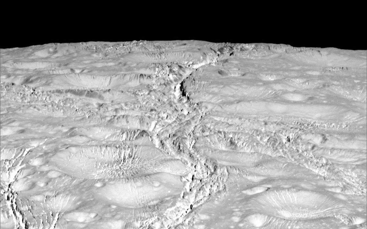 Cassini tar bilder på Saturnus måne  Enceladus