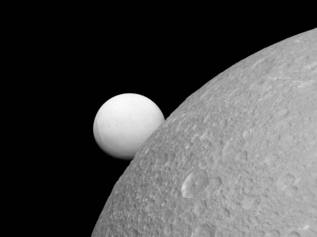Kolla in Saturnus månar Enceladus och Dione