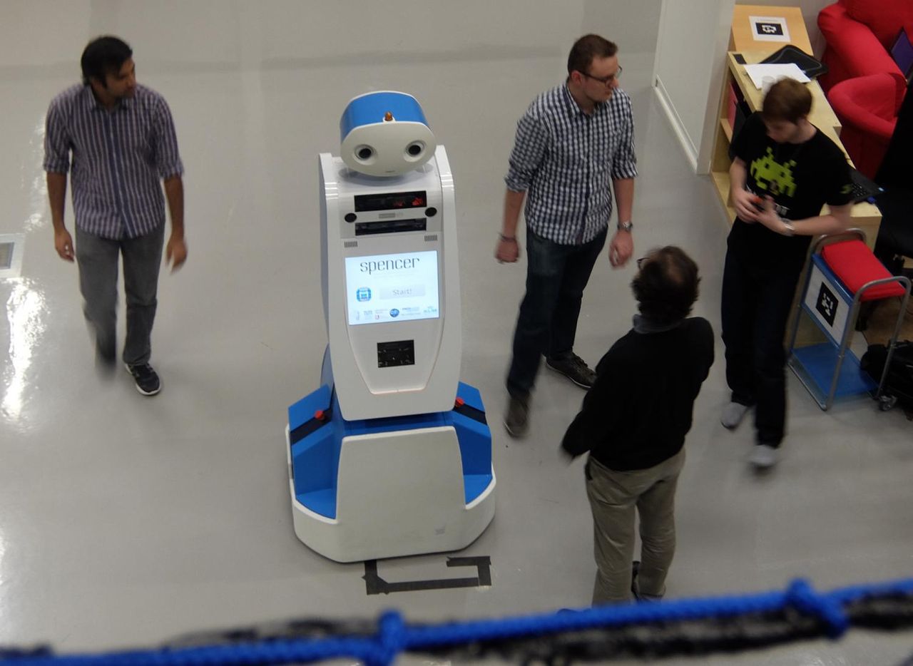Roboten Spencer hjälper till på flygplatsen