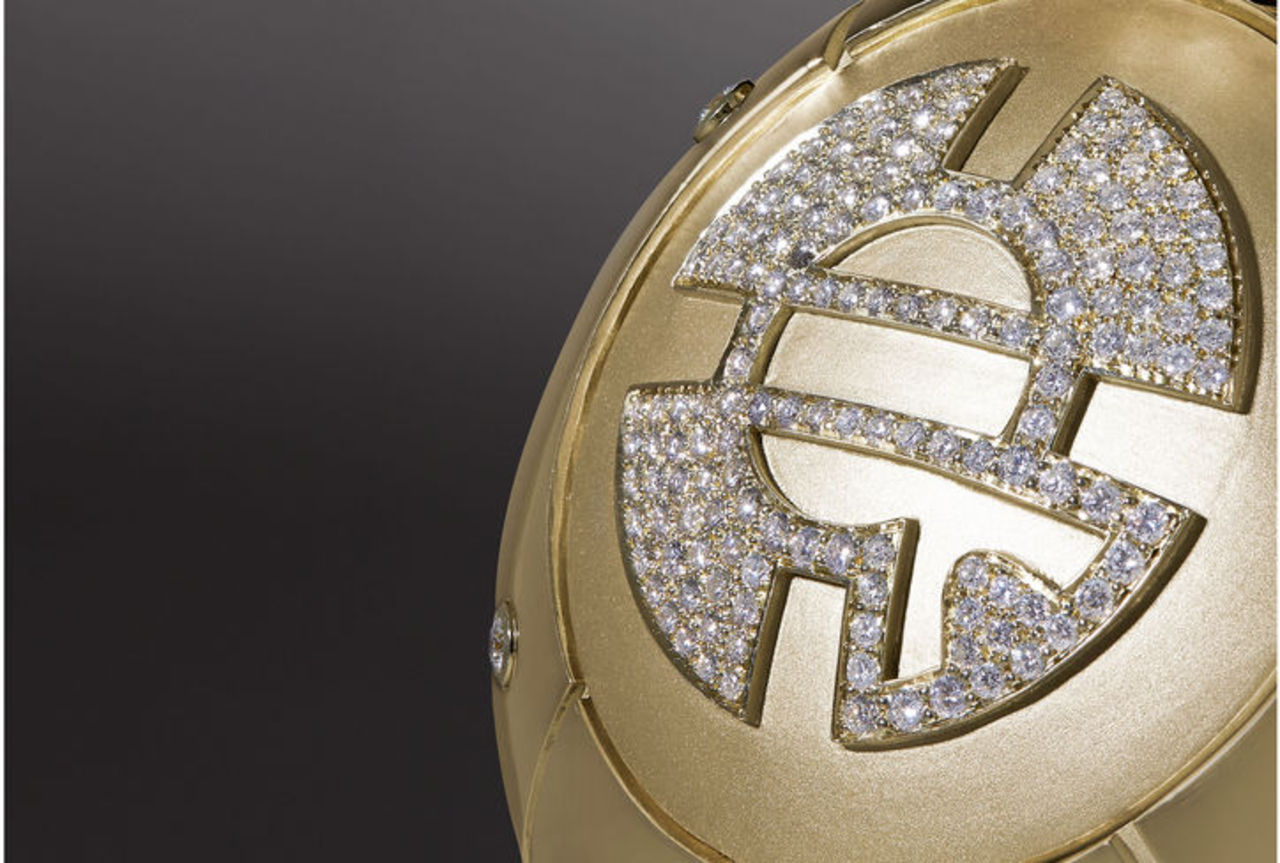 En BB-8-robot i guld och diamanter