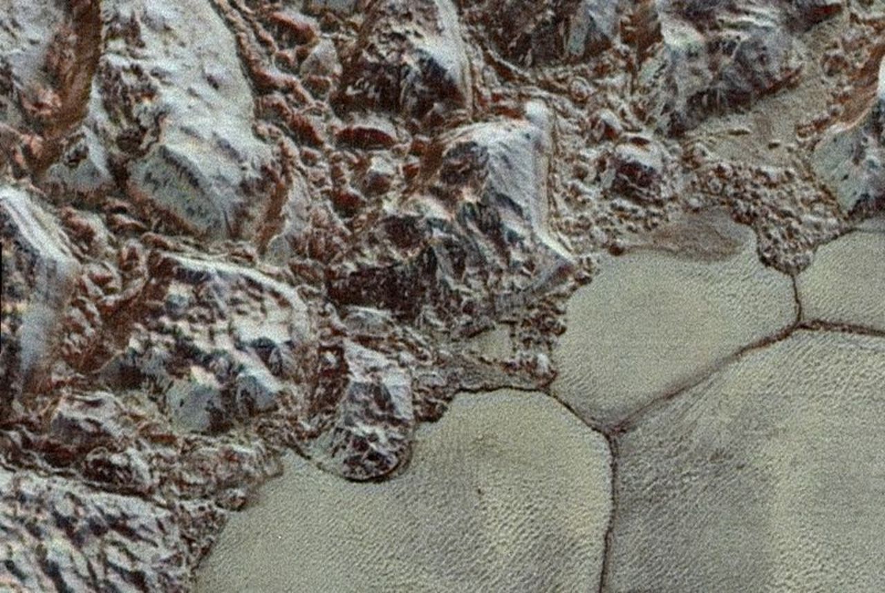 Kolla in närbild på Pluto i färg