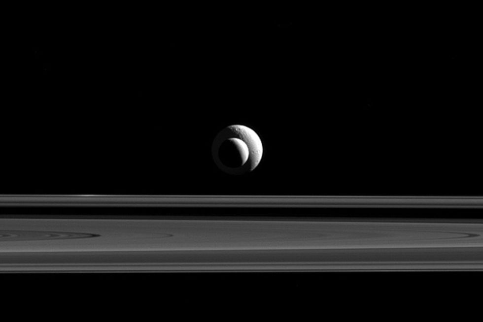 Cassini fotar bild av två av Saturnus månar