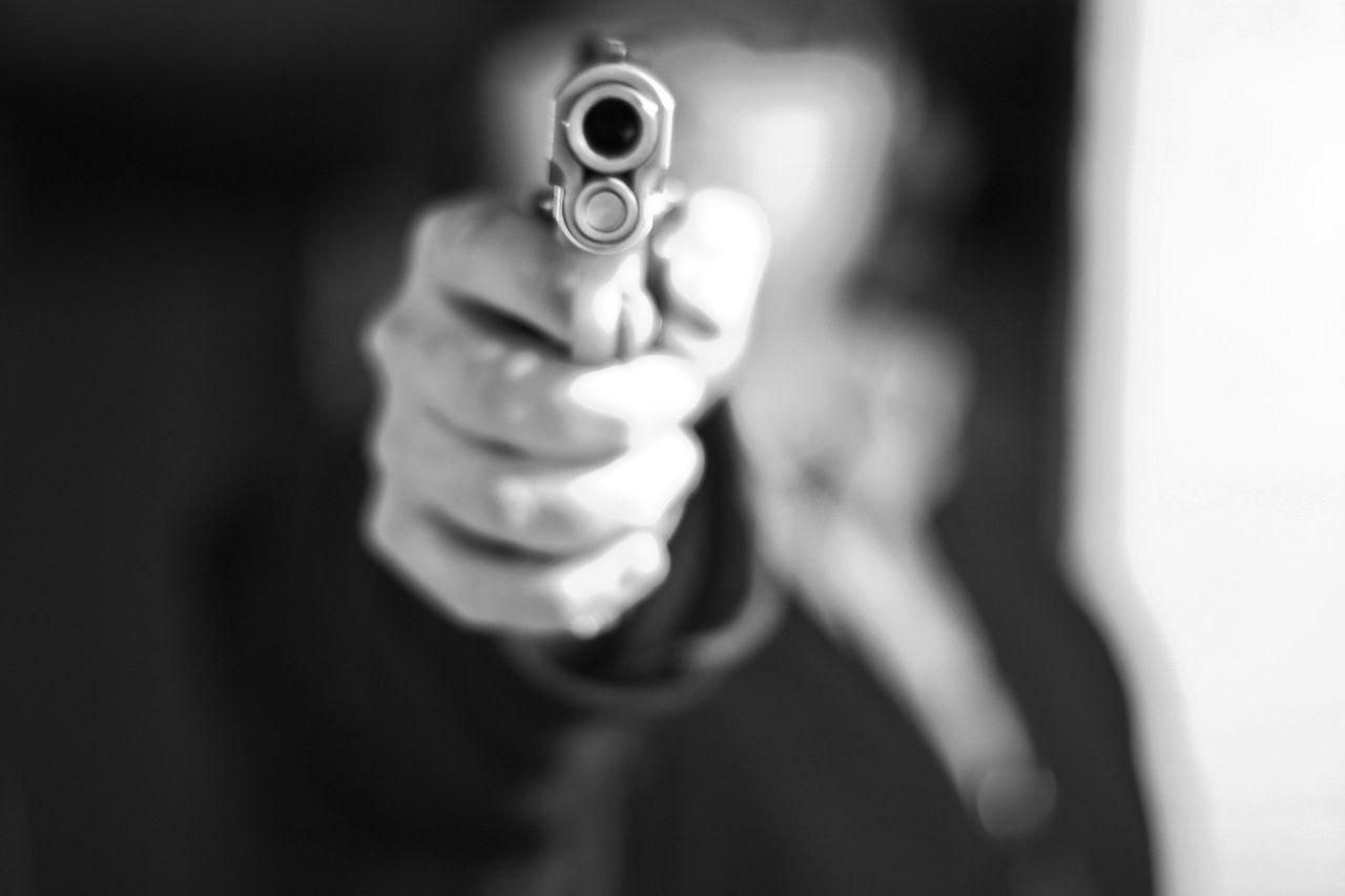 Exfånge la upp selfie med ett vapen på Facebook