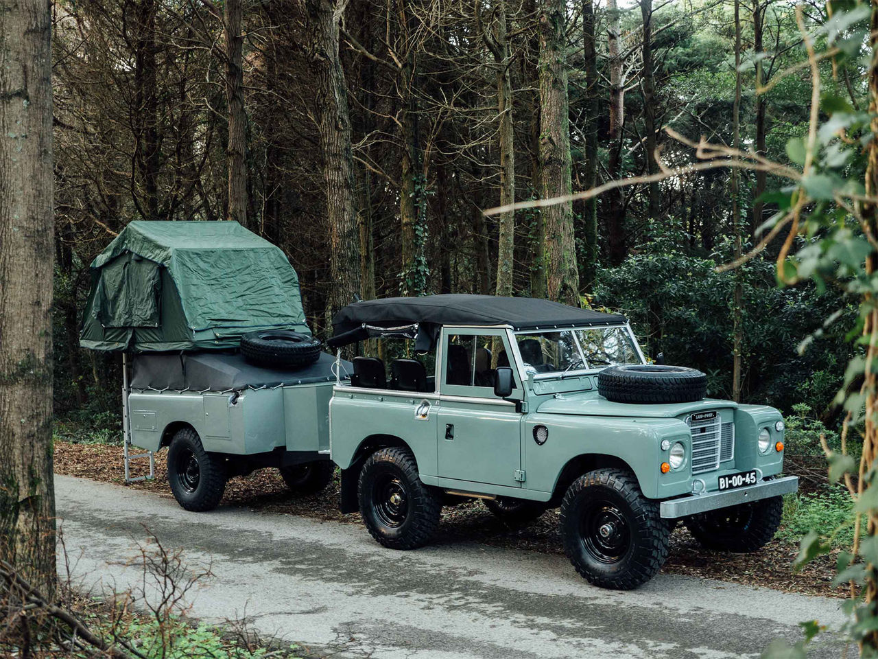 Otroligt fin Land Rover med campingtrailer