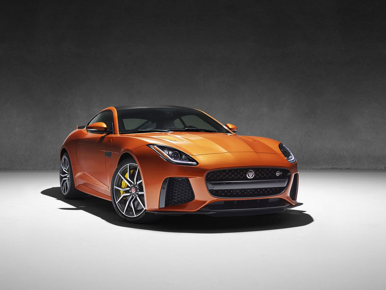 Jaguar visar mer av F-Type SVR