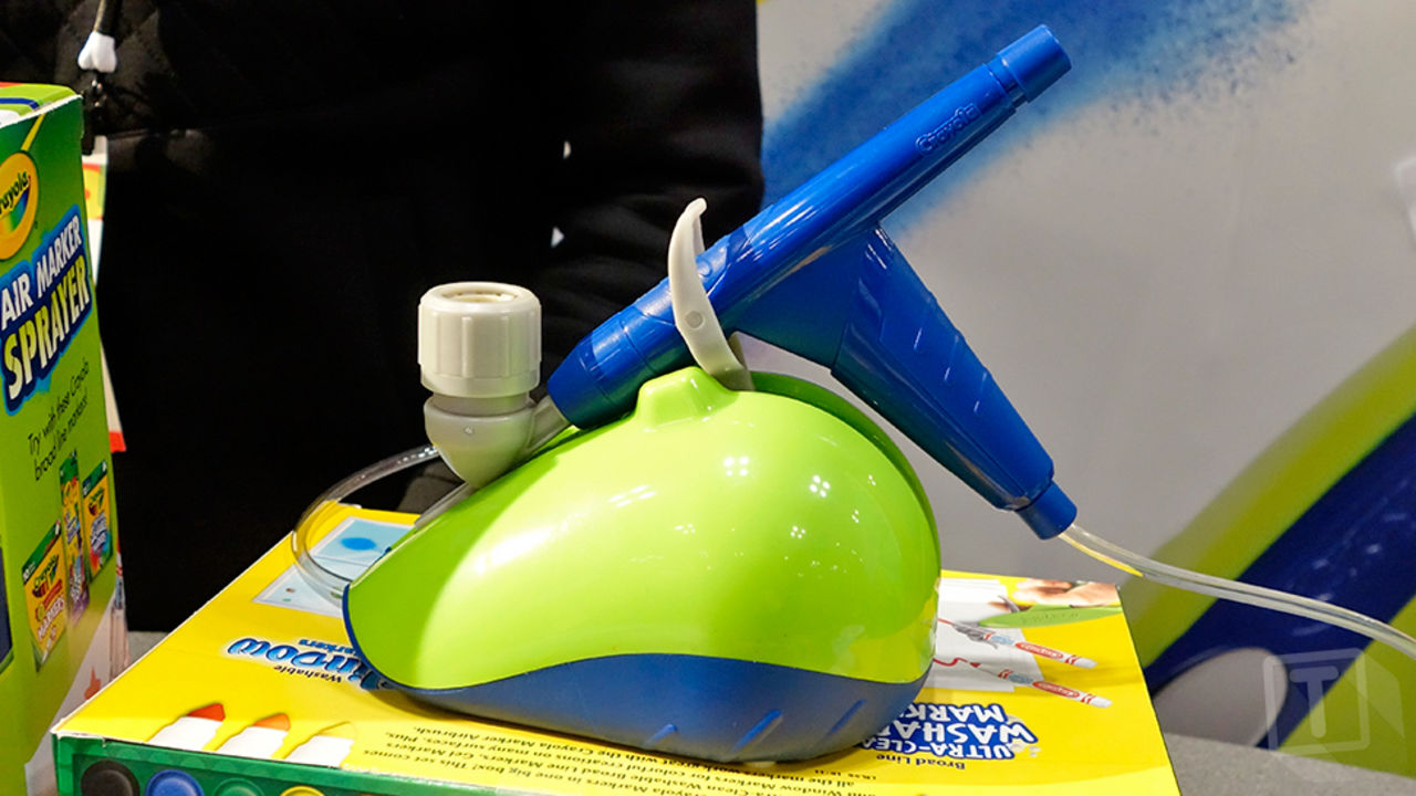Airbrushmåla med Crayola Air Marker Sprayer 