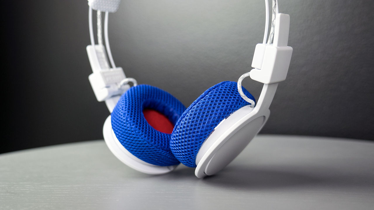 Urbanears hellas как подключить к телефону