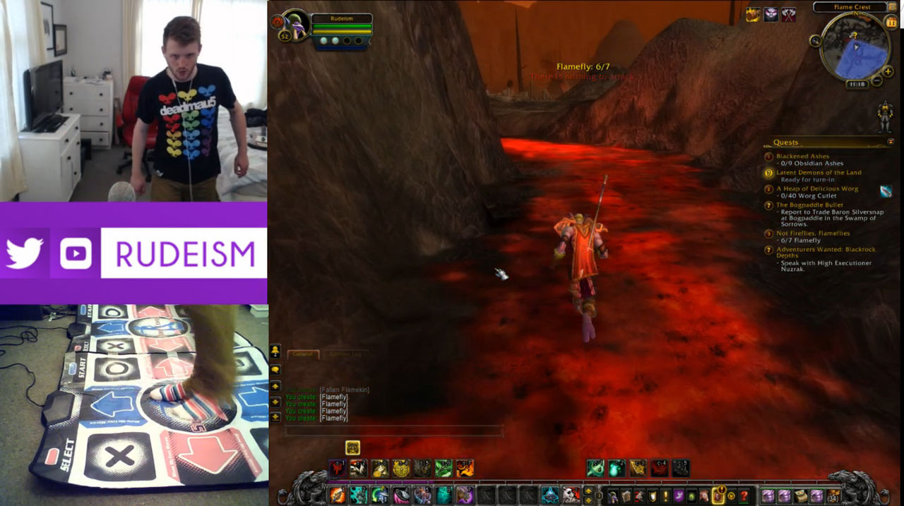 Snubbe spelar World of Warcraft med dansmatta