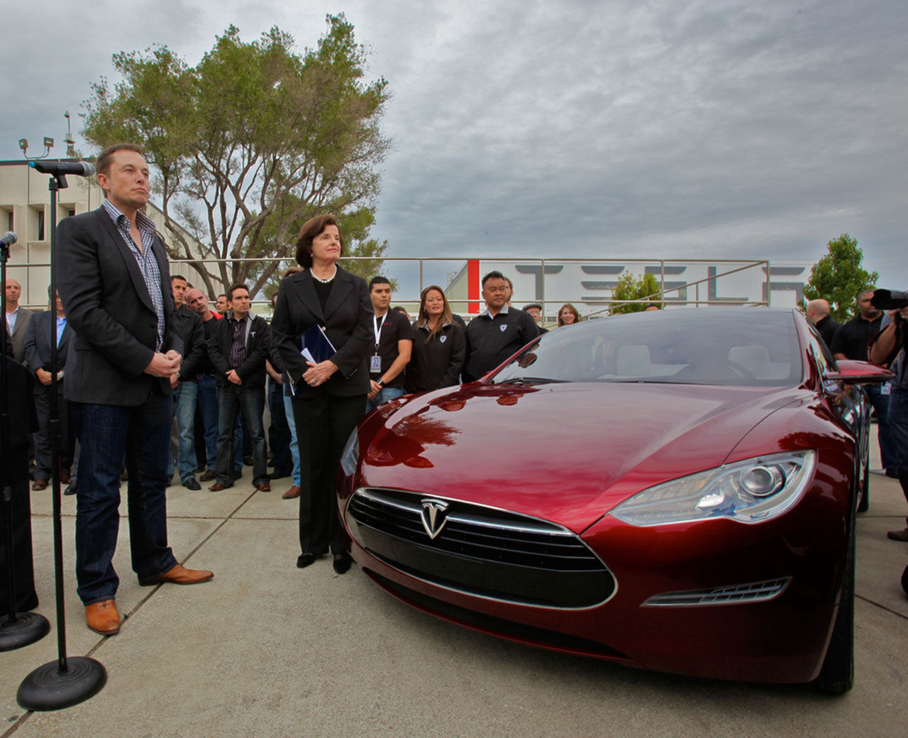 Folk köar för att få boka Tesla Model 3