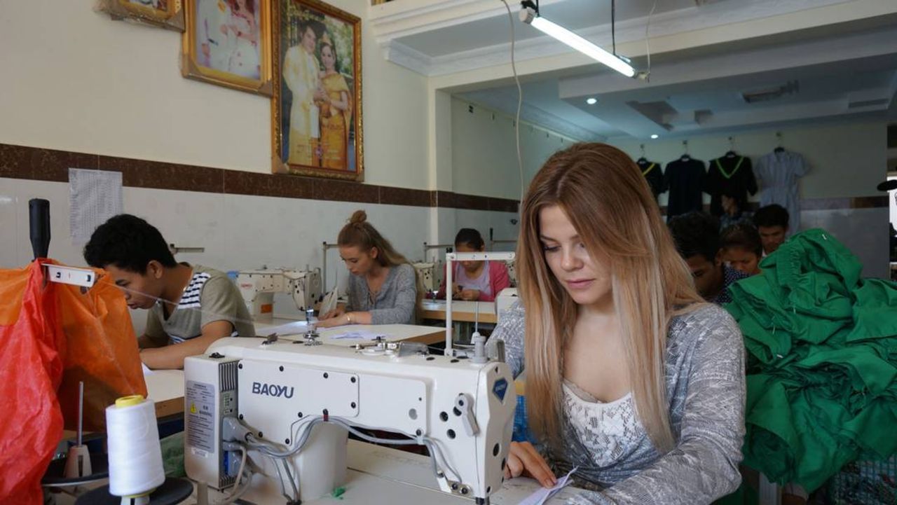Modebloggare får testa livet som lågavlönad textilarbetare