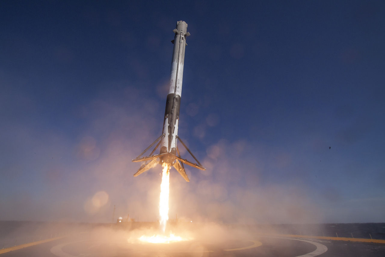 SpaceX släpper bilder på Falcon 9-landningen