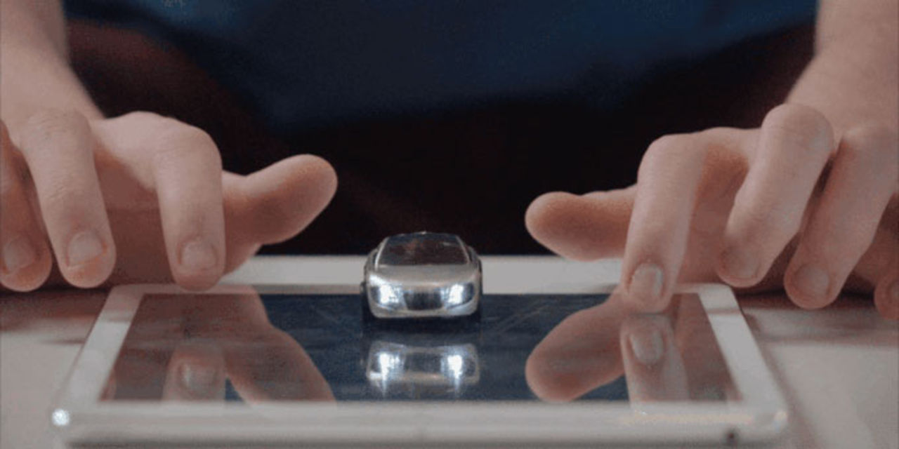 Pocket Racing är ett bilspel med fysiska leksaksbilar