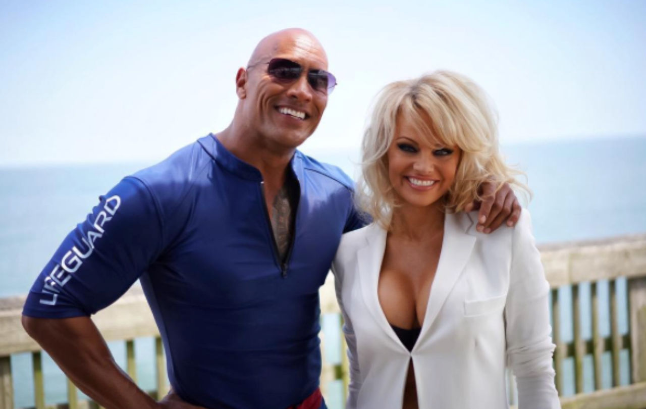 Pamela Anderson dyker upp i Baywatch