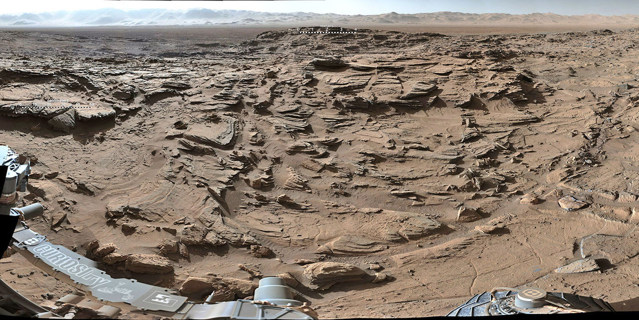 Curiosity skickar bild från Naukluft-platån