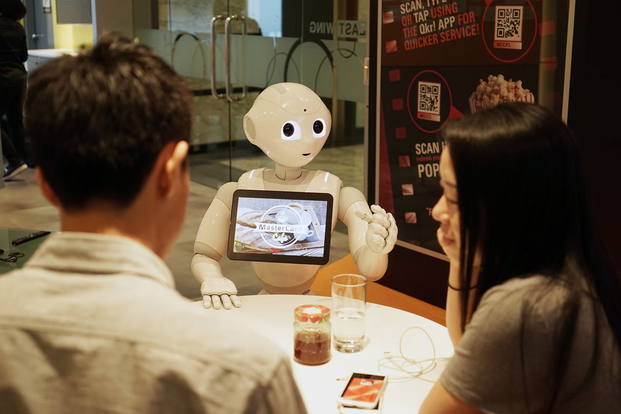 Roboten Pepper börjar jobba på Pizza Hut
