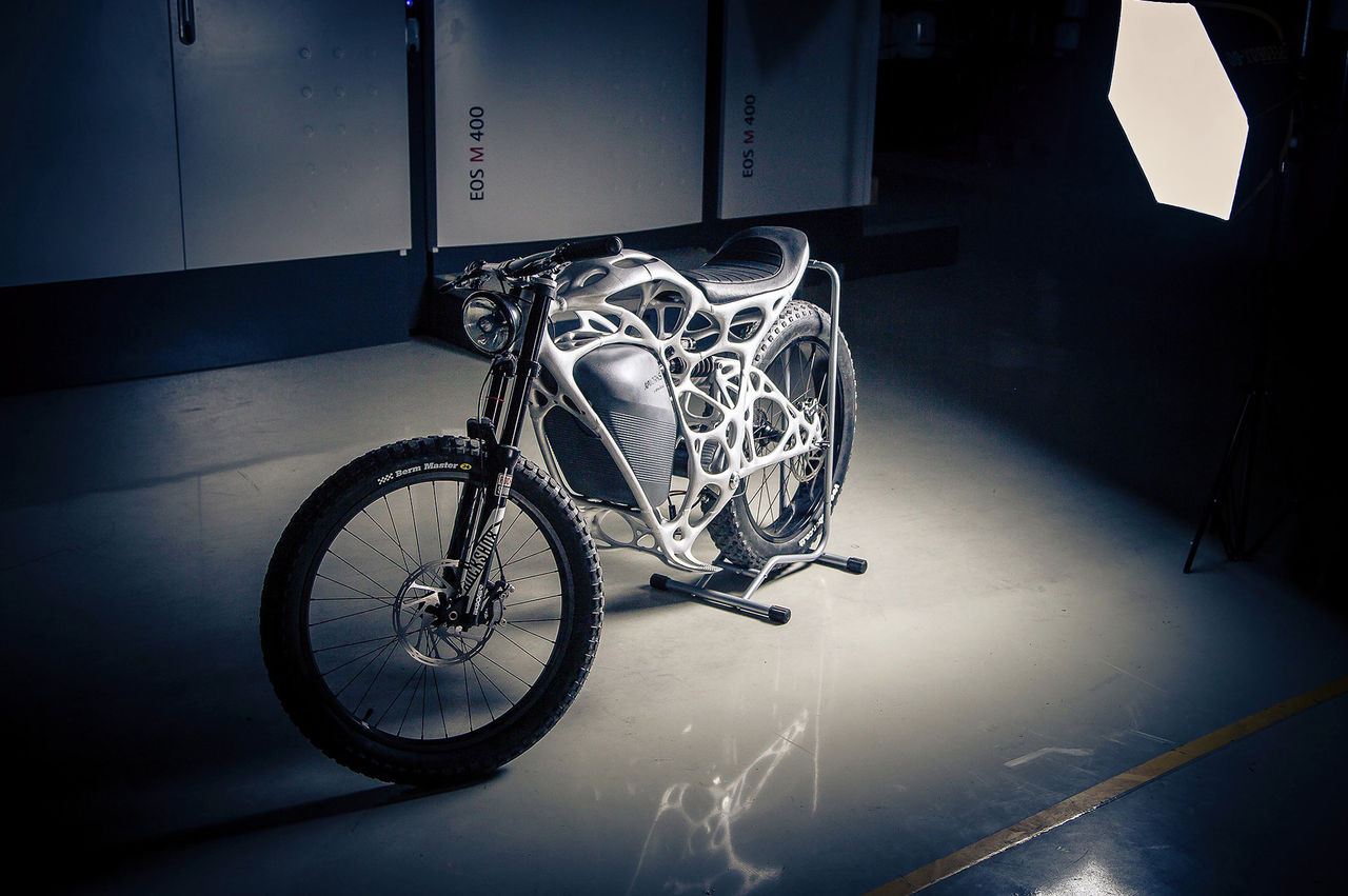 Eldriven motorcykel med 3D-printad ram