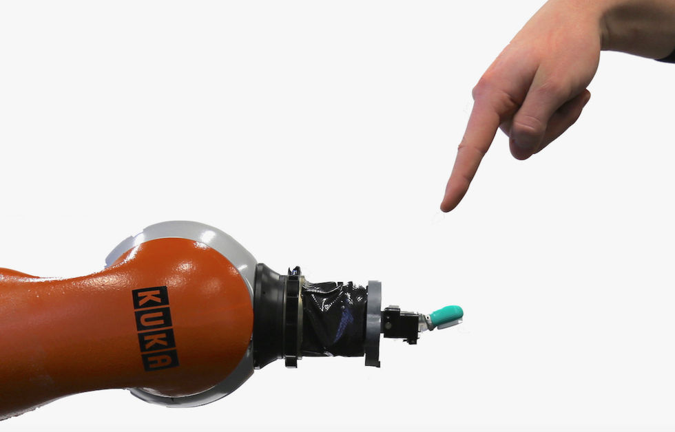 Forskare lär robotar känna smärta