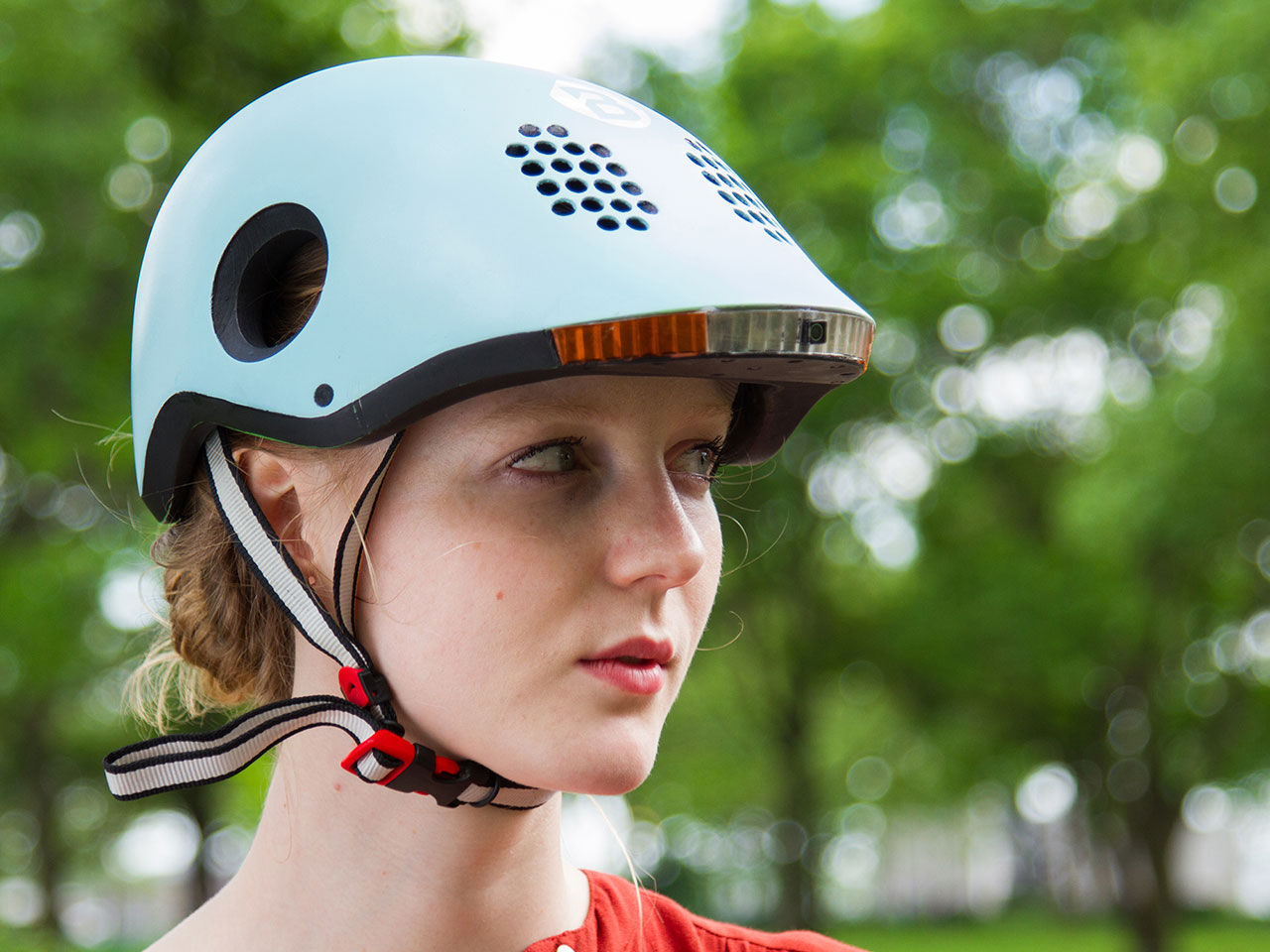 Smart cykelhjälm med döda-vinkel-varnare