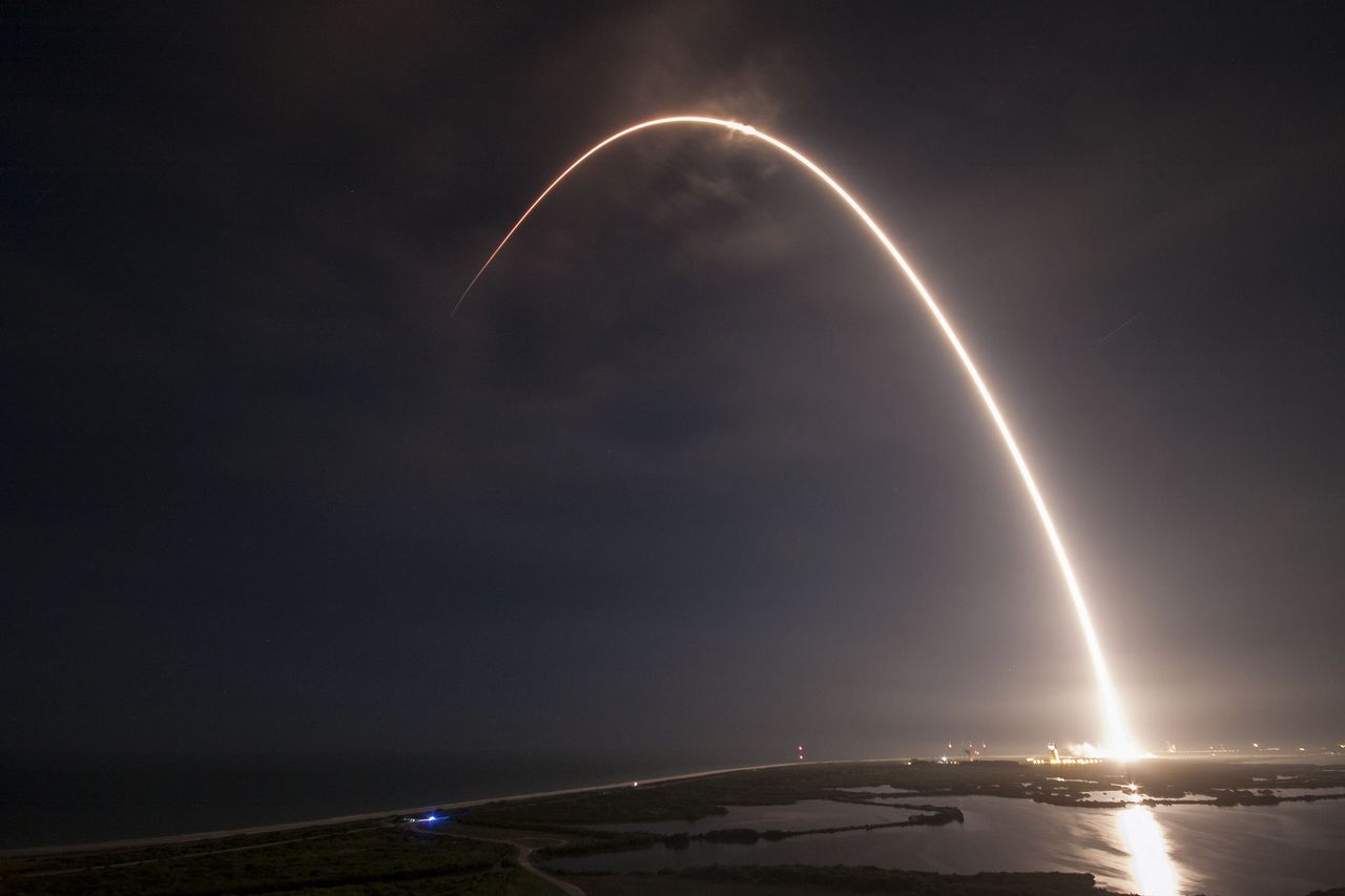 SpaceX lyckas landa till havs med Falcon 9