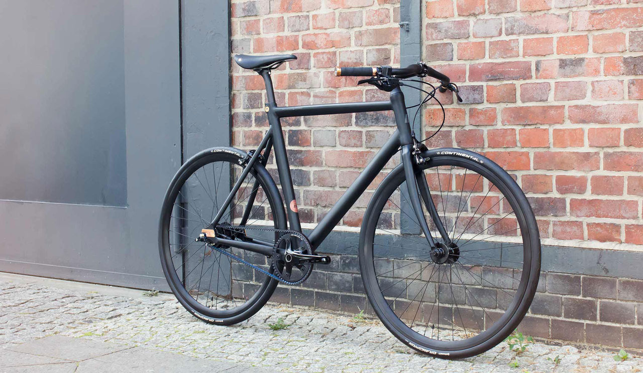 Mattsvart cykel hedrar sadeltillverkaren Brooks