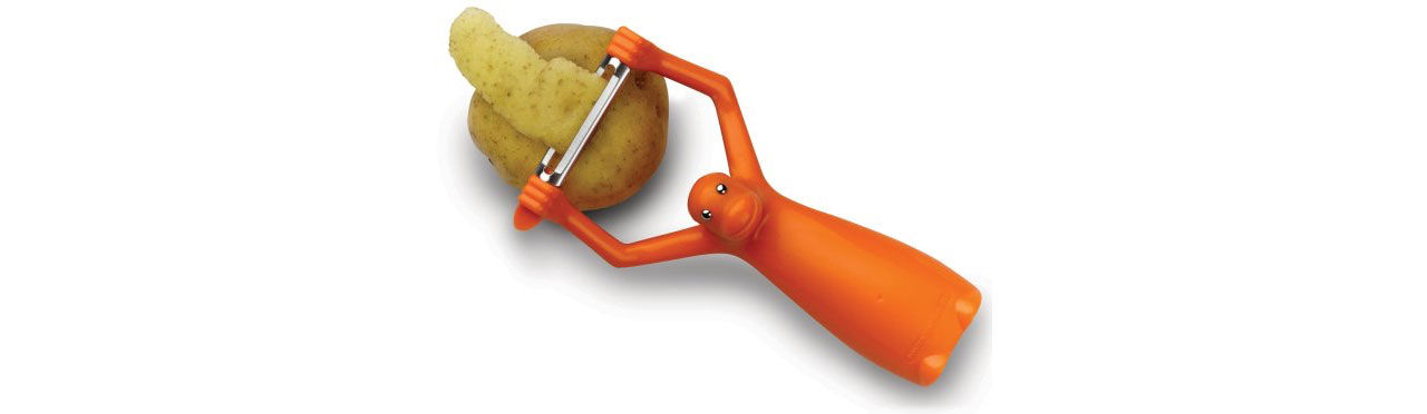 Apa skalar potatisen med ett leende