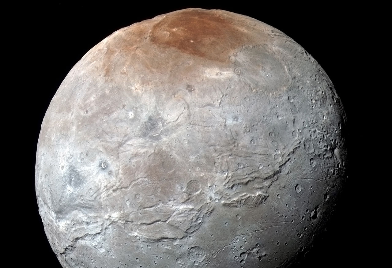 Nu vet astronomer varför Charon har en röd kalott