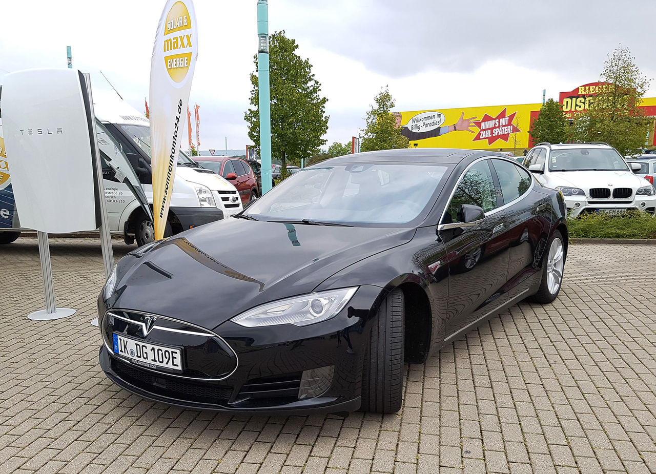 126 stycken Tesla Model S P85D-ägare stämmer Tesla