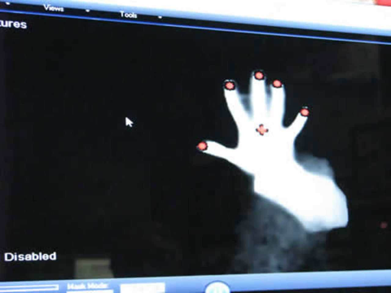 Kontrollera datorn med handen 