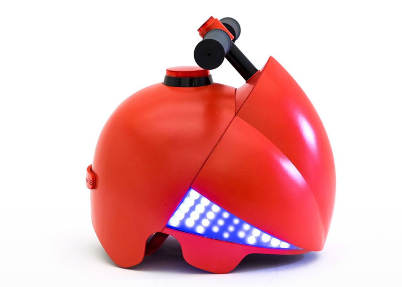 Hjälm som låter barn vrida nacken av sina föräldrar