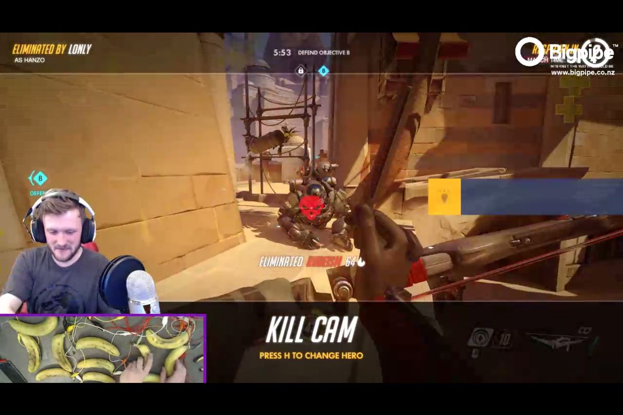 Snubbe lirar Overwatch med bananer