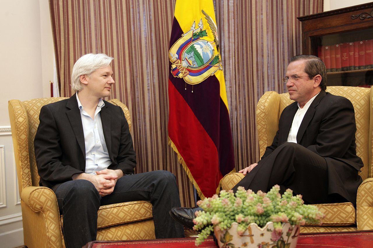 Ecuador bekräftar att de begränsat Assanges internet-tillgång