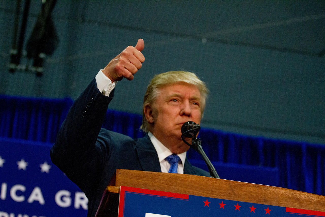 Trump hyllar Clintons