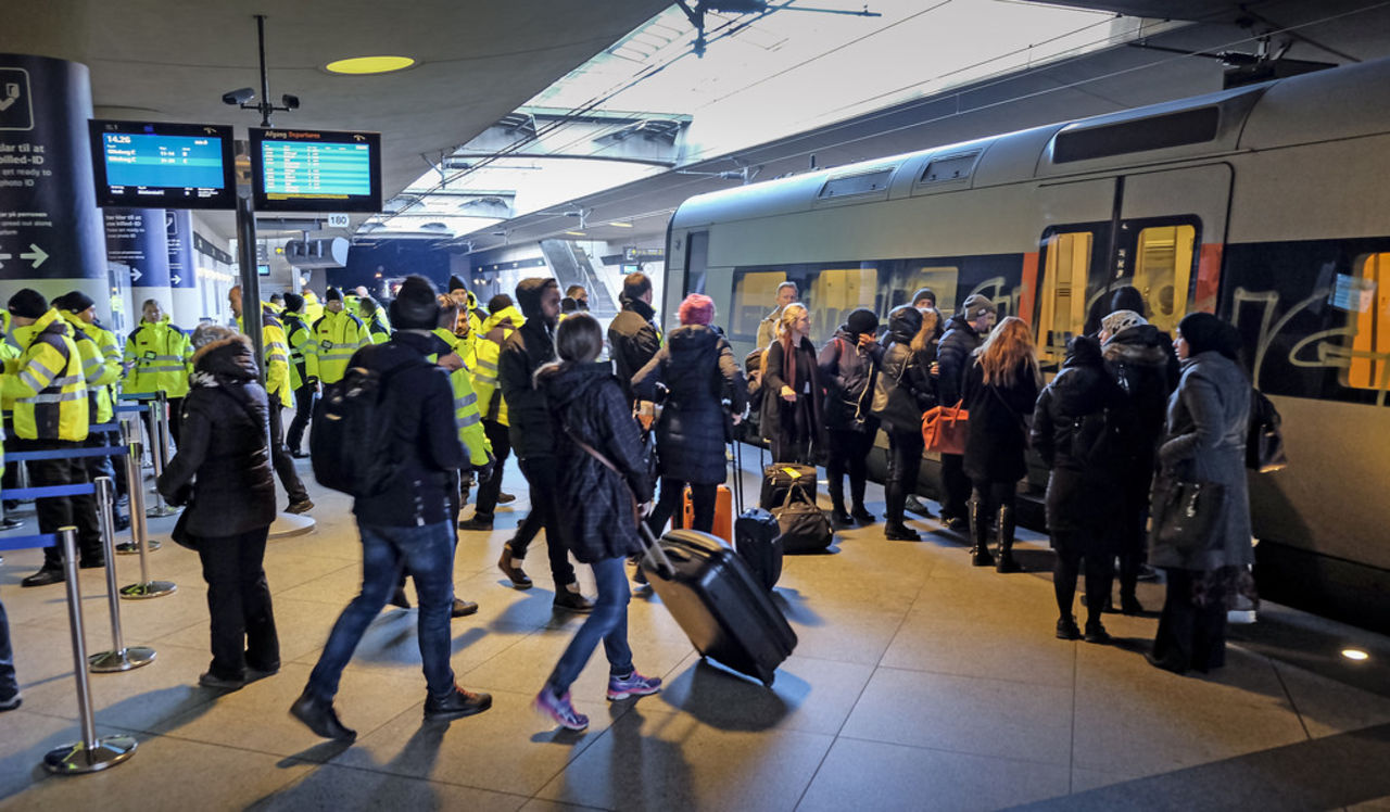 Gränskontrollerna vid Öresund blir kvar minst tre månader till