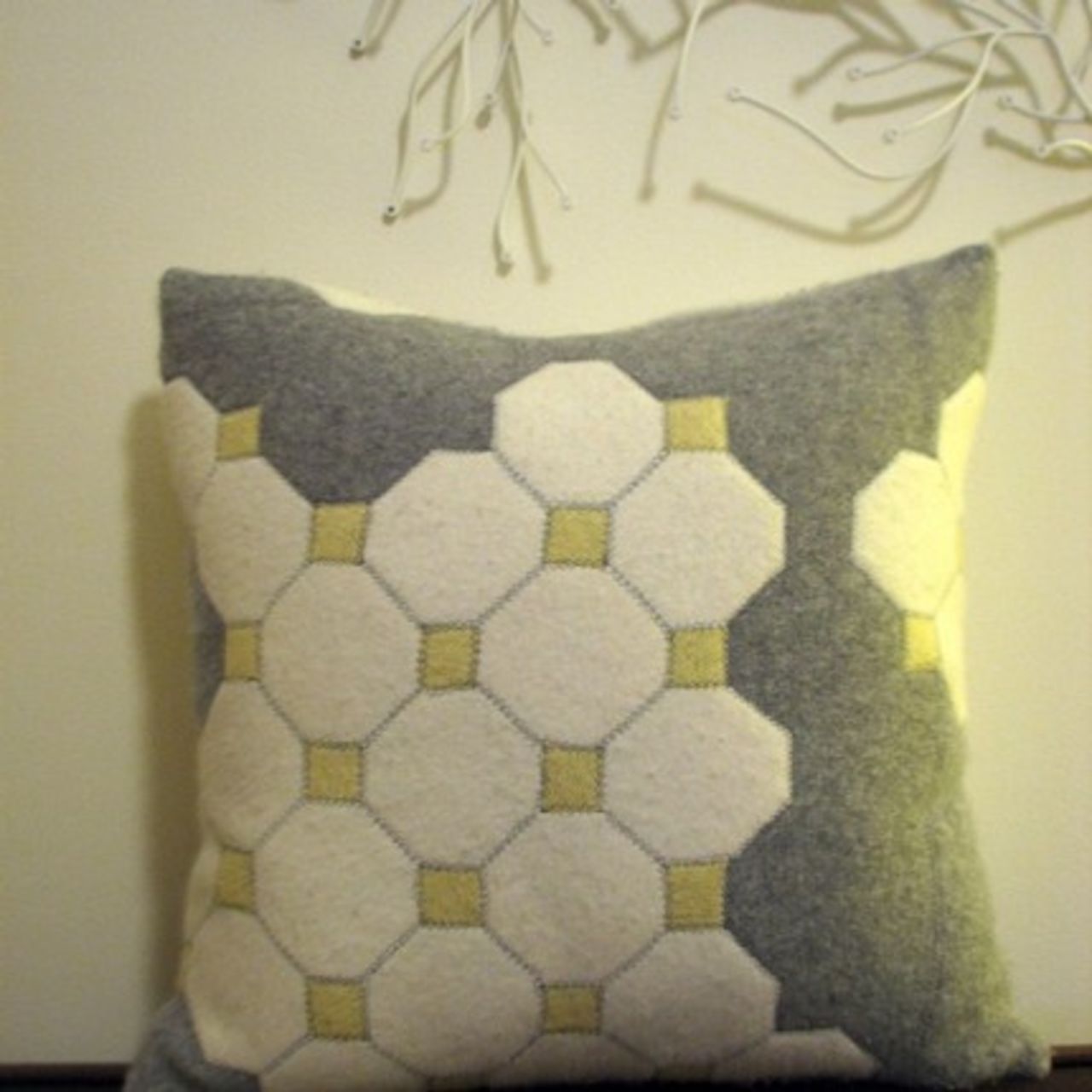 Kuddar av återanvända ylletröjor