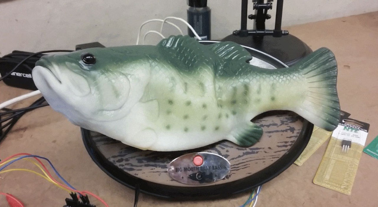 Snubbe hackar in Alexa i en Big Mouth Billy Bass