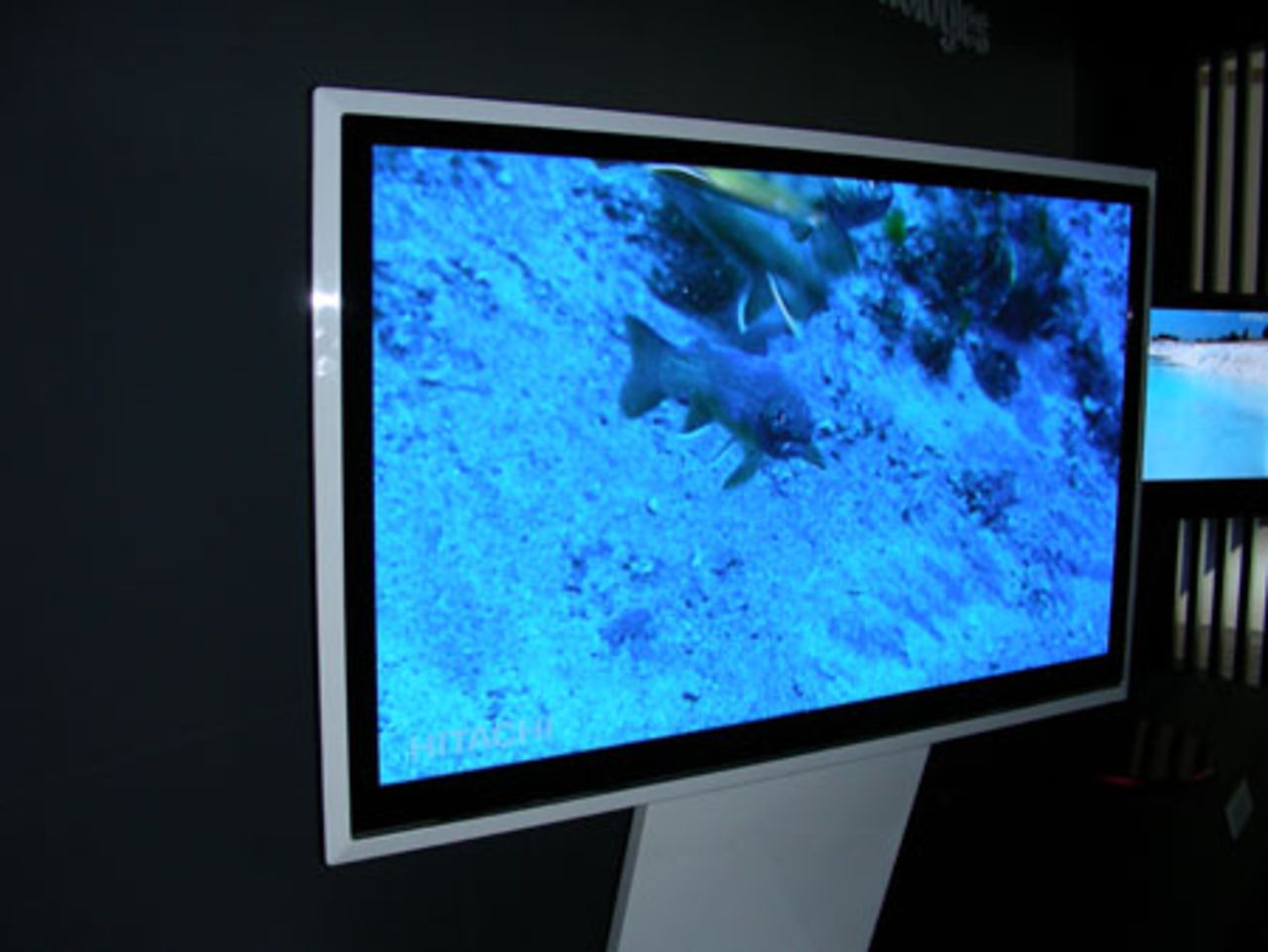 Hitachi visar tunn LCD och Plasma