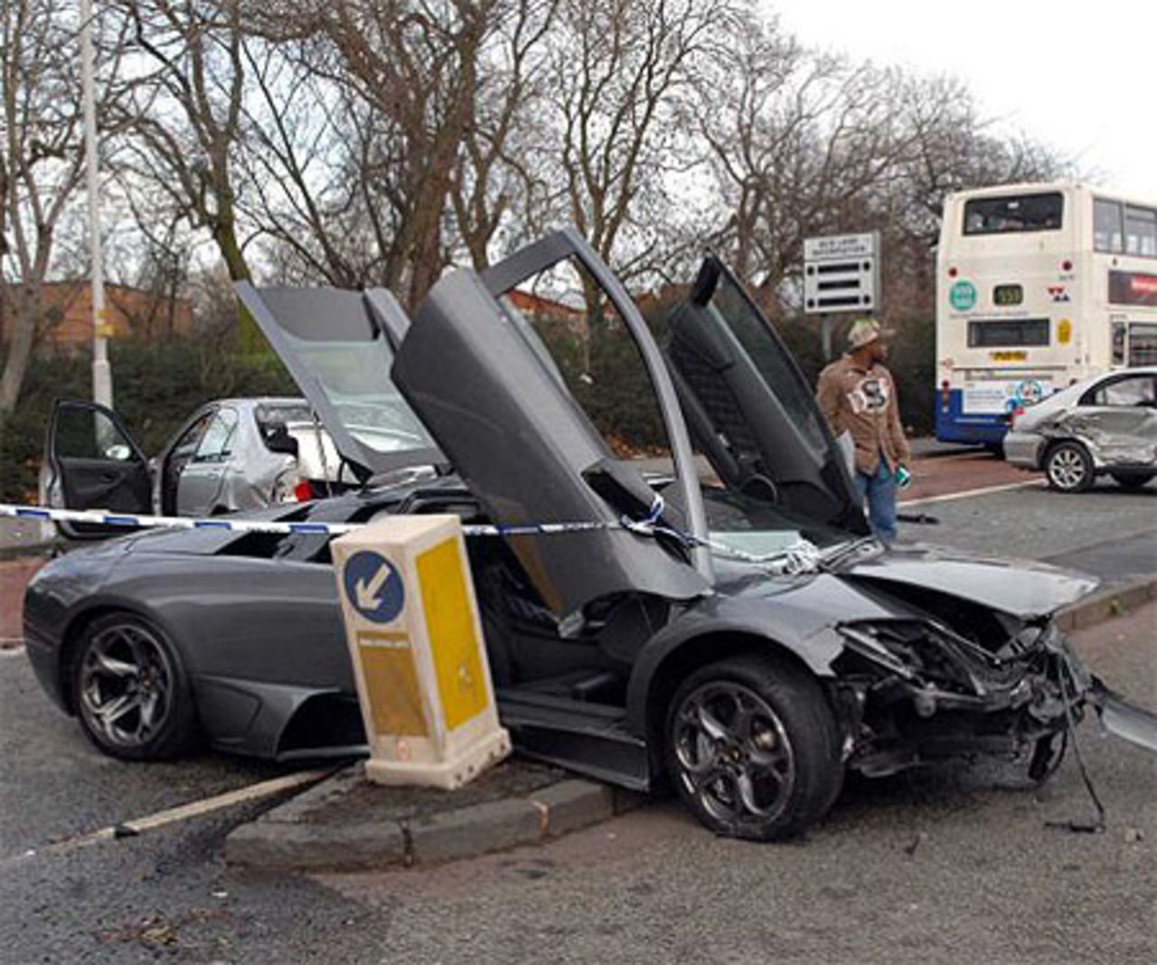 Lamborghini Murciélago LP640 vs. Rover 45 & Toyota Avensis 