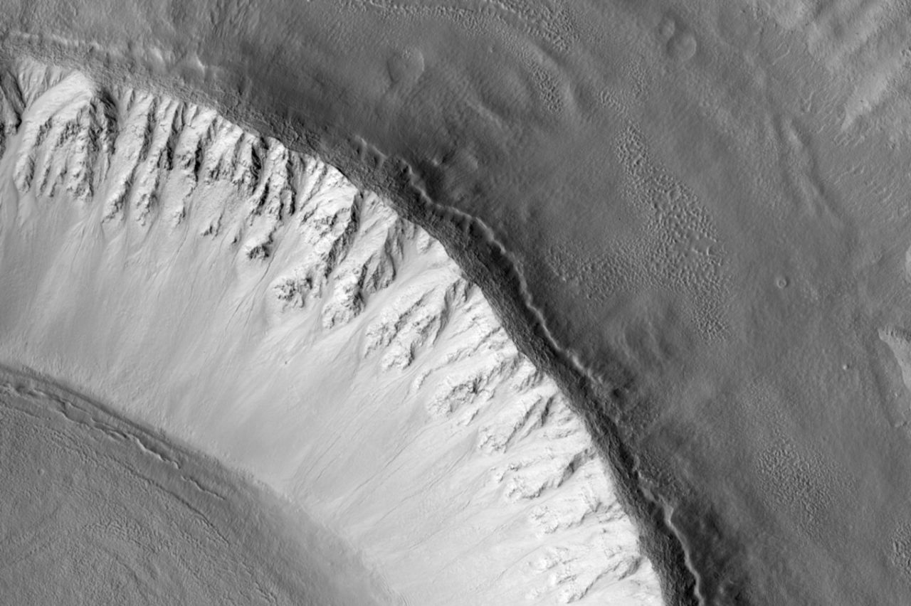 Enormt istäcke upptäckt i krater på Mars