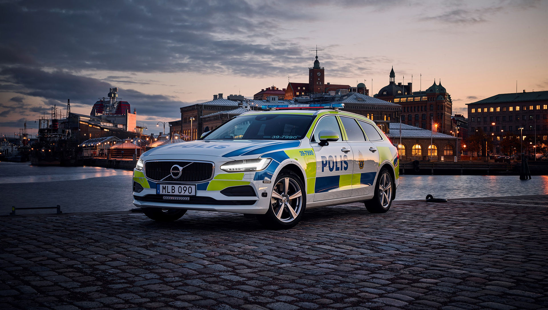Volvo V90 i polisuniform